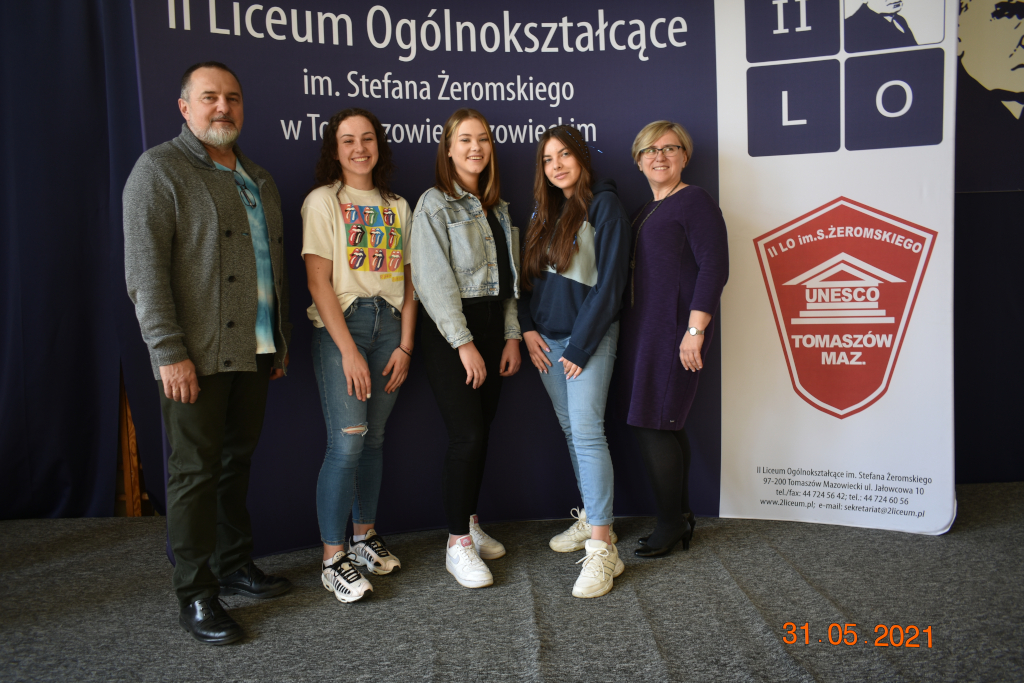 Nagrodzone uczennice z Panią Mariolą Rychlik i Panem Dyrektorem Arkadiuszem Broniarkiem