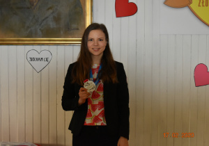 Daria prezentuje swój srebrny medal olimpijski