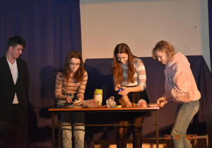 Dziewczyny wybrane z publiczności przygotowują dania