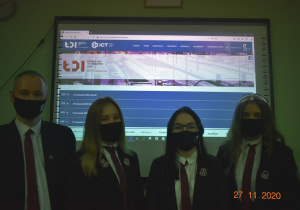 Drużyna Ladies wraz z nauczycielem informatyki, opiekunem grupy Panem Radosławem Matusikiem