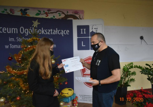 Wiktoria Płóiennik odbiera nagrodę z rąk Pana dyrektora Arkadiusza Broniarka