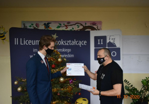 Wiktor Kiełczewski odbiera nagrodę z rąk Pana dyrektora Arkadiusza Broniarka