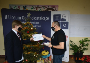 Aleksander Rutkowski odbiera nagrodę z rąk Pana dyrektora Arkadiusza Broniarka