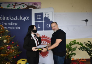 Adrianna Solińska odbiera nagrodę z rąk Pana dyrektora Arkadiusza Broniarka