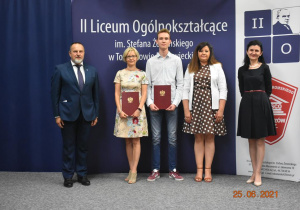 Nagrody dla naszych absolwentów Huberta Borzuty oraz Pawła Śmigla (za którego nagrodę odebrała jego mama - Pani Ilona Śmigiel)