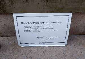 Przy grobie Konrada Franciszka Bilewicza