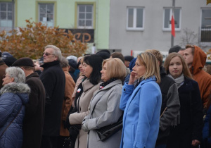 Uczestnicy obchodów na Placu Kościuszki m.in. wicedyrektor Anna Rożej