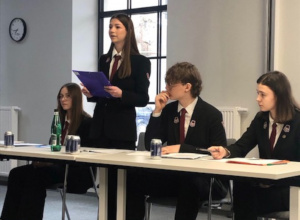 Młodzi Ambasadorzy EPAS w debacie oksfordzkiej w Fabryce Aktywności Miejskiej