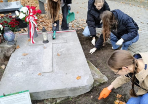 Odwiedziliśmy groby nauczycieli